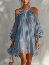 Vestido Mini Fruncido Azul con Hombros Descubiertos y Bajo de Encaje