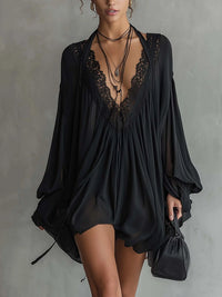 Vestido Mini en Chifón Negro con Cuello de Encaje
