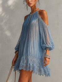 Vestido Mini Fruncido Azul con Hombros Descubiertos y Bajo de Encaje