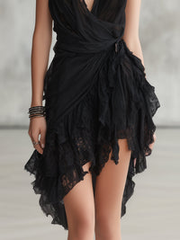 Vestido Mini Negro con Escote Halter de Encaje y Volantes