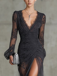 Vestido maxi largo gris oscuro de encaje con manga larga y abertura