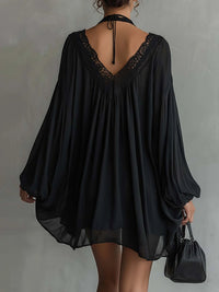 Vestido Mini en Chifón Negro con Cuello de Encaje