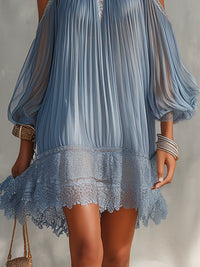 Vestido Mini Fruncido Azul con Hombros Descubiertos y Bajo de Encaje