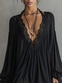 Vestido Mini en Chifón Negro con Cuello de Encaje