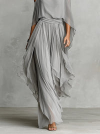 Conjunto gris de chifón con top fluido de hombros descubiertos y pantalón