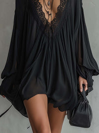 Vestido Mini en Chifón Negro con Cuello de Encaje