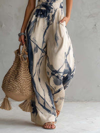 Mono con escote halter, estampado tinta china y pantalón ancho con bolsillos