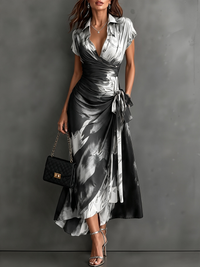 Rosalia | Vestido midi cruzado con estampado abstracto, escote en V, manga corta, cinturón y bajo asimétrico con volante