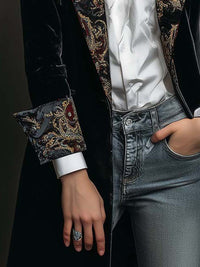 Blazer de Mujer Slim Fit Negro con Solapas y Estampado Barroco