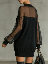 Vestido Mini Negro con Mangas de Malla Transparente y Cuello Alto