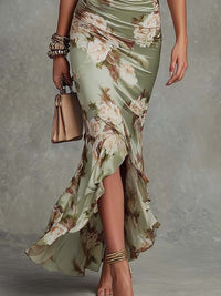 Abito Maxi Asimmetrico in Raso Verde a Fiori con Maniche a Campana Ruffle e Scollatura a V