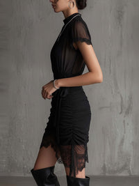 Vestido mini negro de chifón con cintura plisada y bordado de encaje