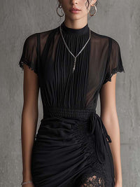 Vestido mini negro de chifón con cintura plisada y bordado de encaje