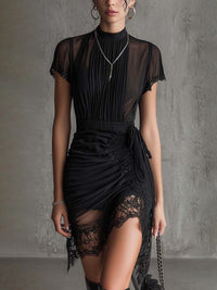 Vestido mini negro de chifón con cintura plisada y bordado de encaje