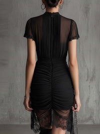 Vestido mini negro de chifón con cintura plisada y bordado de encaje
