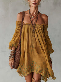 Vestido Mini Amarillo en Chifón Floral con Hombros Descubiertos