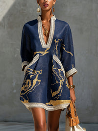 Vestido Mini con Escote en V Estampado en Oro Marino