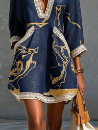 Vestido Mini con Escote en V Estampado en Oro Marino