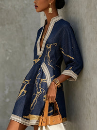 Vestido Mini con Escote en V Estampado en Oro Marino
