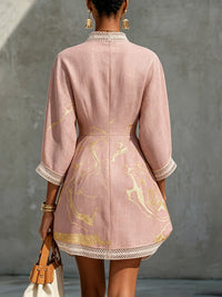 Vestido Mini con Escote en V Estampado en Oro Rosa