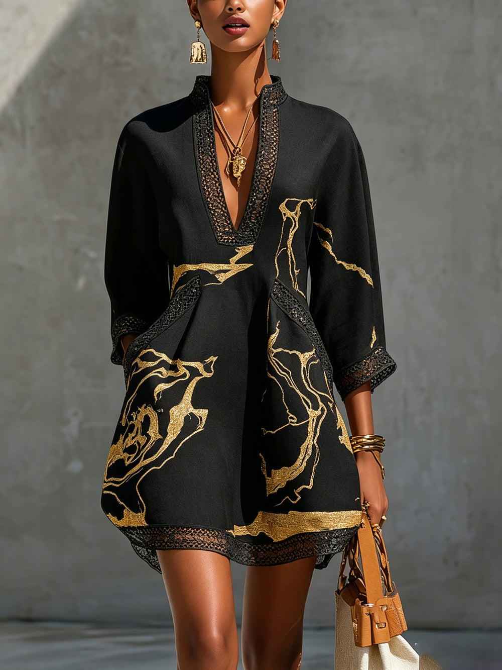 Vestido Mini con Escote en V Estampado Negro y Oro