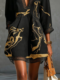 Vestido Mini con Escote en V Estampado Negro y Oro