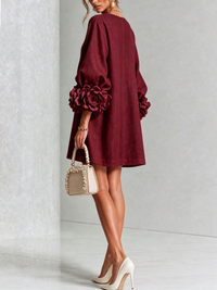 Ilaria | Minivestido de Mezcla de Lino con Puños de Rosa, Burdeos