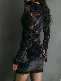 Vestido Mini Ajustado de Terciopelo con Encaje y Estampado Floral