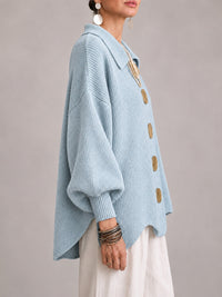 Oriana | Cárdigan Oversize Canalé con Bajo Festoneado, Celeste Empolvado