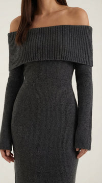 Vestido largo ajustado con hombros descubiertos de Quinlan