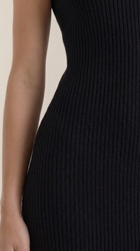 Vestido Sonia midi ajustado de cuello alto
