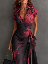 Rosalia | Vestido midi cruzado con estampado abstracto, escote en V, manga corta, cinturón y bajo asimétrico con volante