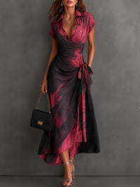 Rosalia | Vestido midi cruzado con estampado abstracto, escote en V, manga corta, cinturón y bajo asimétrico con volante